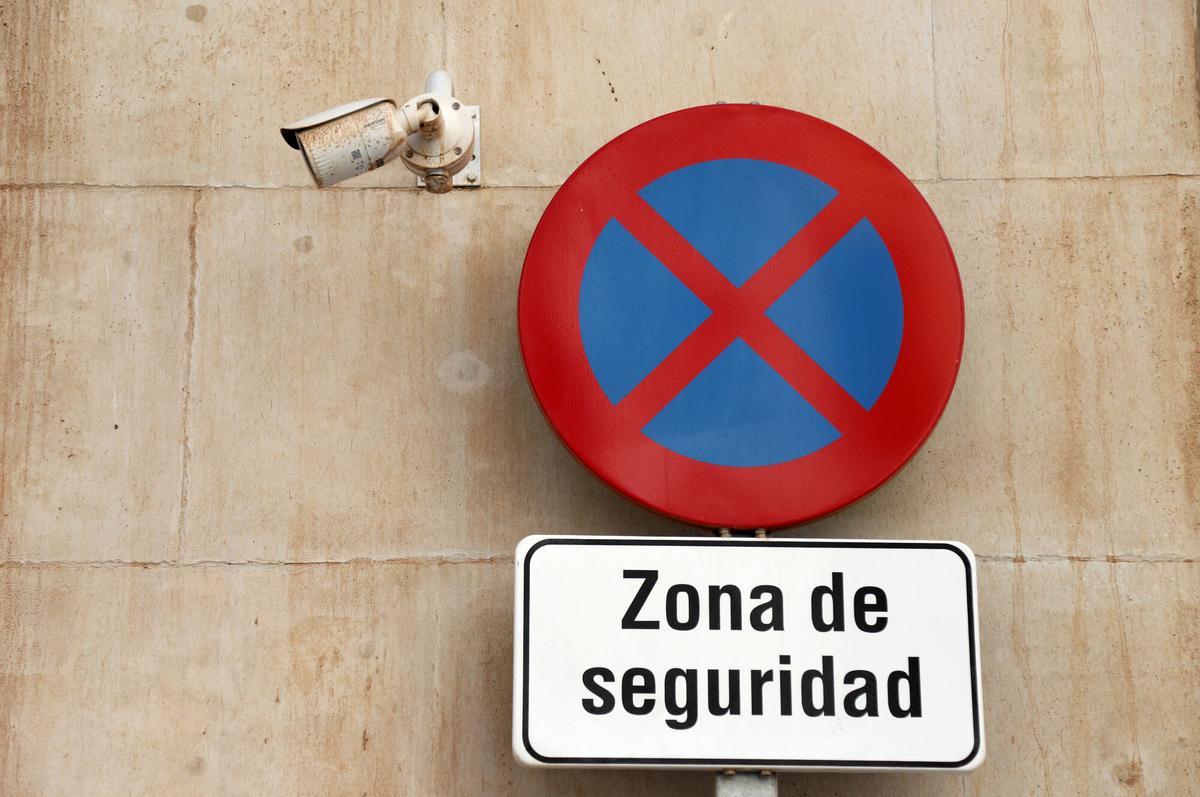 MLG 03-08-2022.-El alcalde, Francisco de la Torre, junto a los ediles delegado de Seguridad y distrito Centro, Avelino Barrionuevo y Gemma del Corral, respectivamente, presenta la ampliación del sistema de cámaras de videovigilancia en el Soho.-ÁLEX ZEA