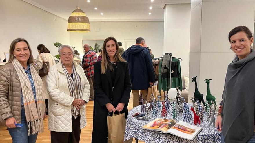 Por la izquierda, Dolores García, Dolores Nieto, Ángela Pumariega y Teresa Llana, ayer, en el mercadillo solidario. | P. P.
