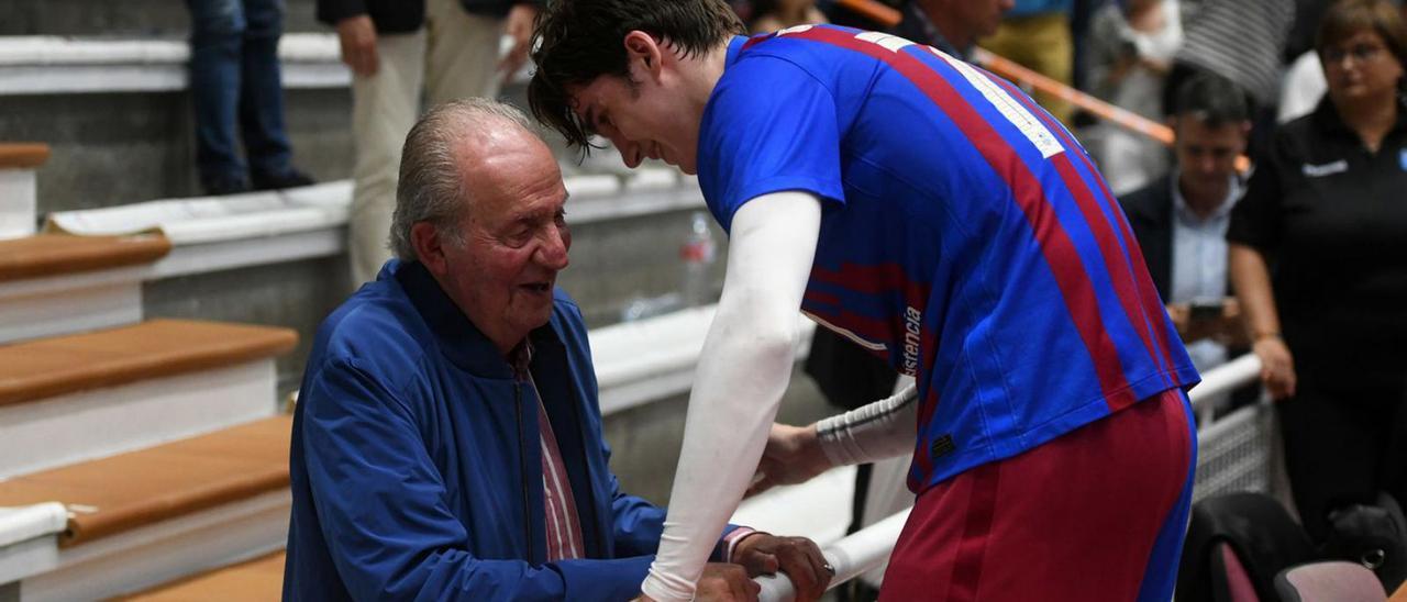 Joan Carles I parla amb el seu nét Pablo al final del partit d’handbol. | GUSTAVO SANTOS