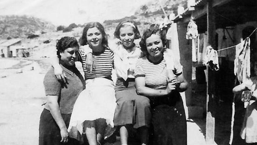 Margalida Suñer, segunda por la izda., Bàrbara y Francisca Bonet en 1934 o 1935.