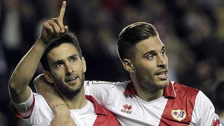 Alberto Bueno celebra su gol con Rochina.