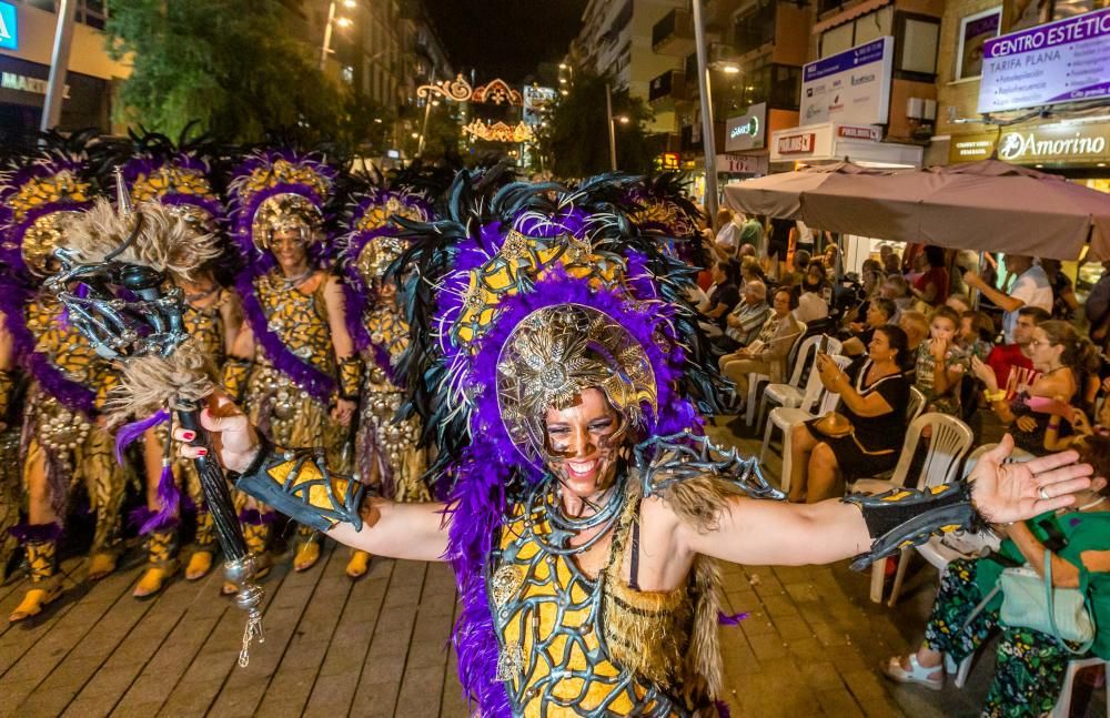 Los Moros y Cristianos hacen suyas las calles de Benidorm.