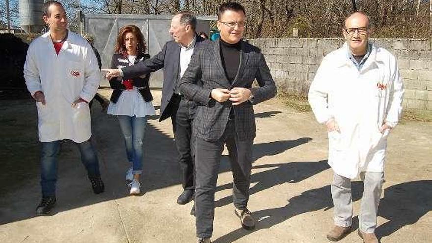 José González (centro) durante la visita a la granja. // FdV