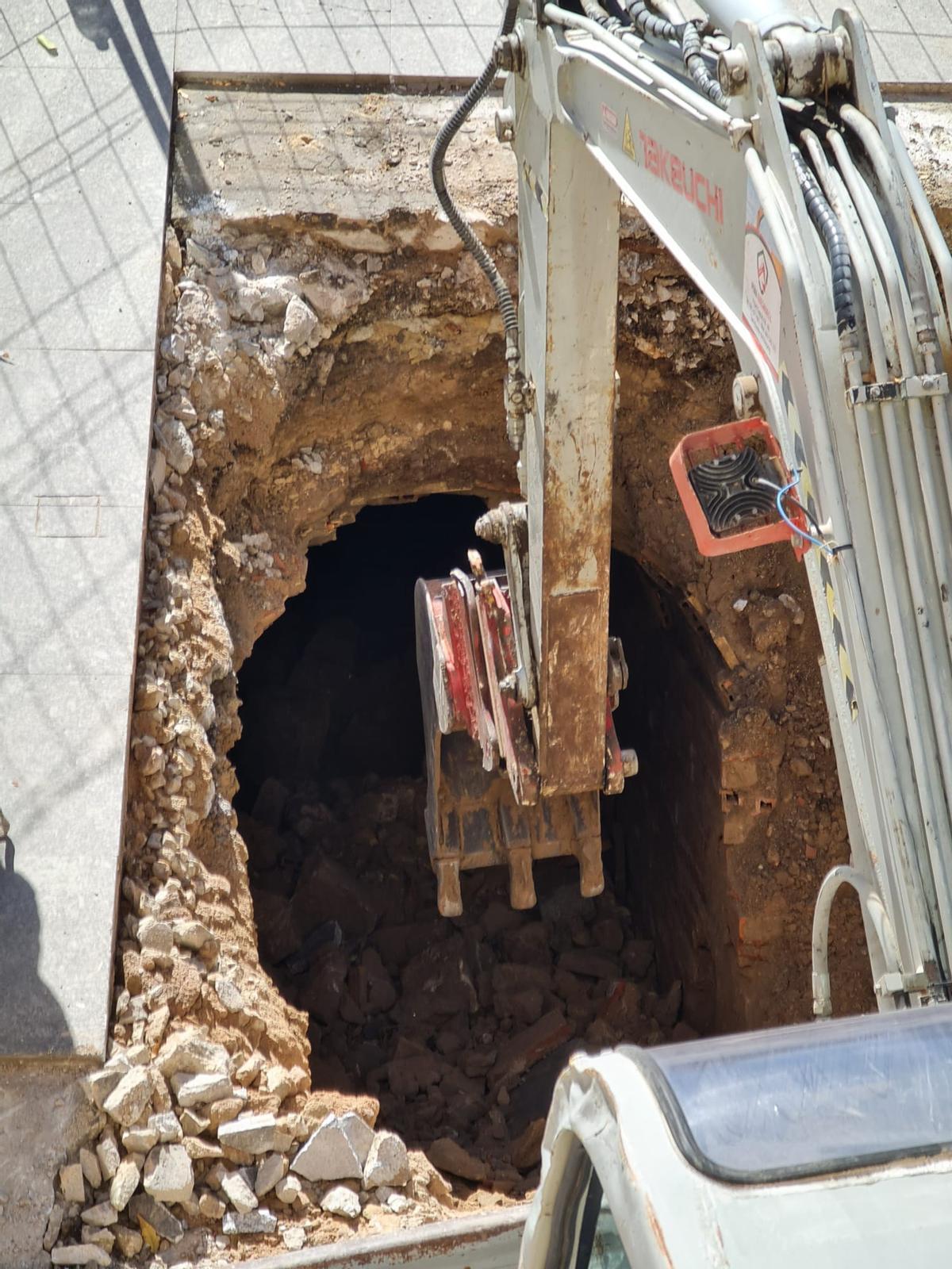 Los trabajos para terminar de rehabilitar el refugio antiaéreo que va de la plaza de Arriba a la plaza de la Constitución.