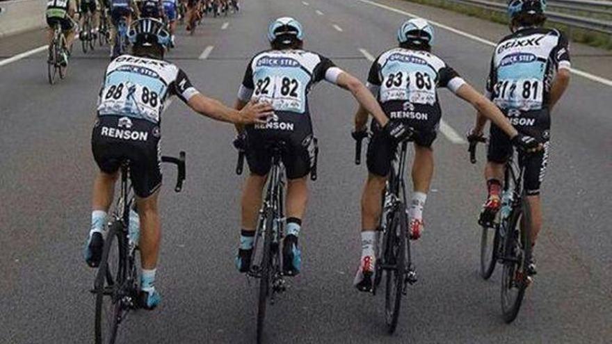 Así orina un ciclista en carrera