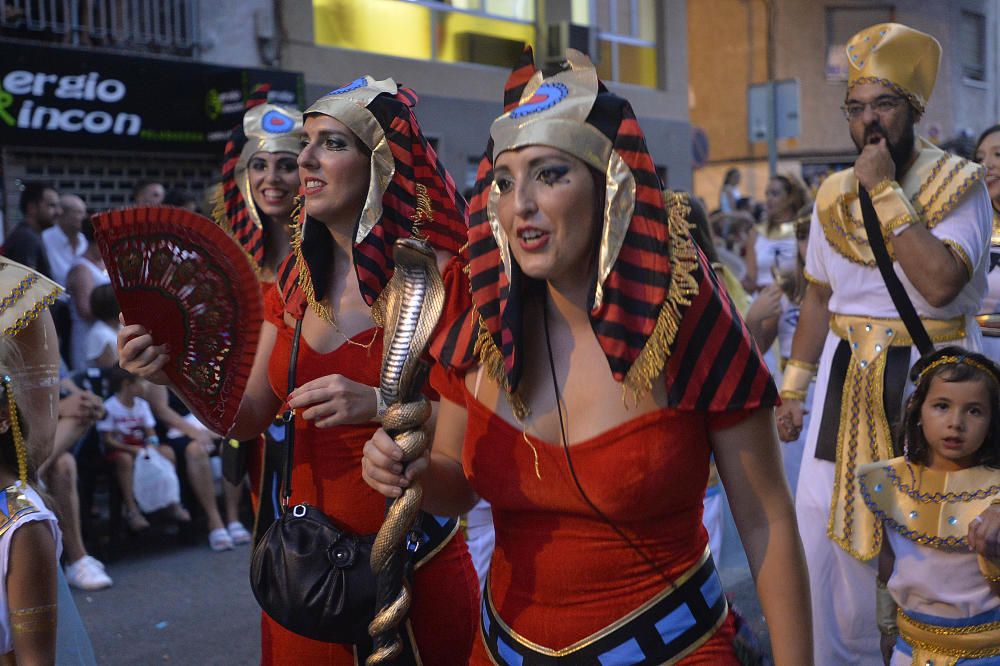 El popular desfile de la Gran Charanga en Elche reúne a más de 4.500 participantes