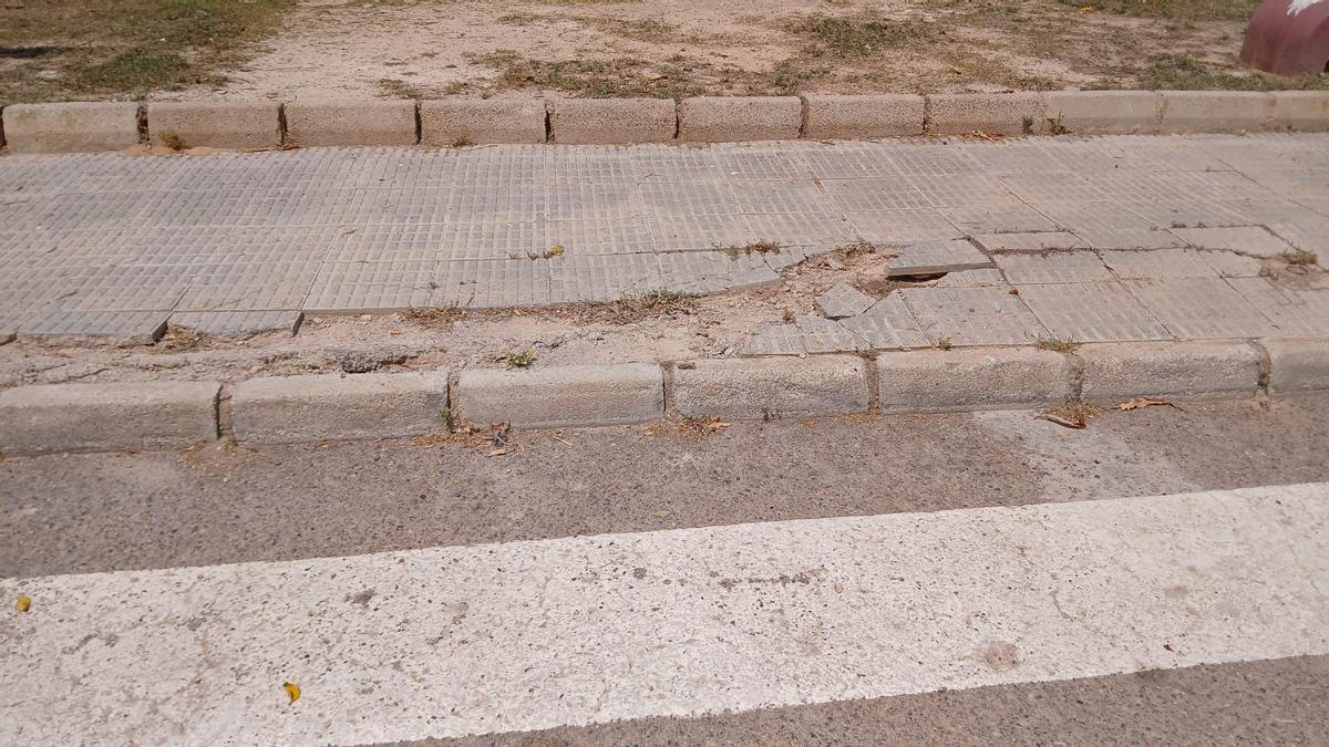 Acera levantada en la calle Santa Mónica donde un hombre sufrió una caída este miércoles