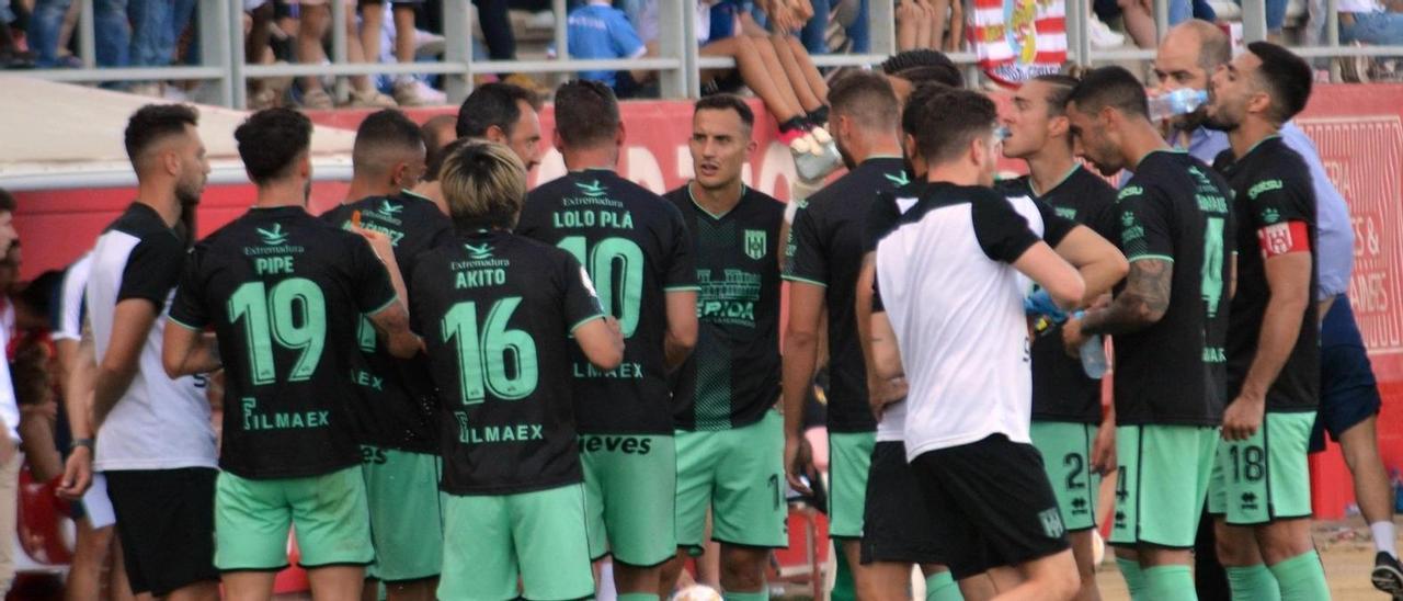 Los jugadores del Mérida durante la pausa de hidratación de un partido.