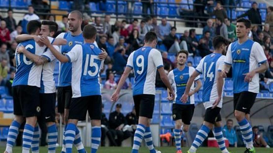 Los jugadores del Hércules celebran uno de los cuatro goles que le marcaron al Eldense.