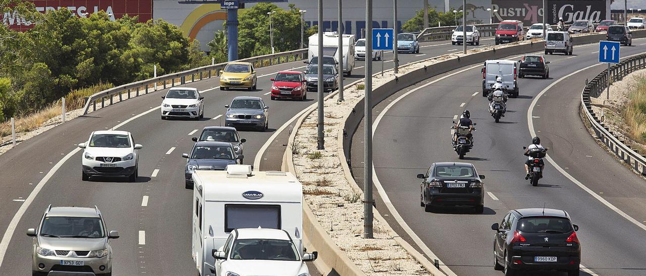 Vehículos en la A-70, un de las carreteras de circunvalación de Alicante que también está saturada como la AP-7. | ALEX DOMNÍGUEZ