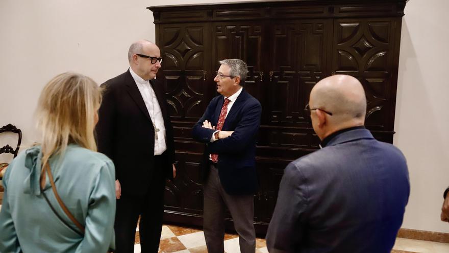 El presidente de la Diputación de Málaga, Francisco Salado, en una reunión con el nuevo obispo de Málaga, José Antonio Satué.