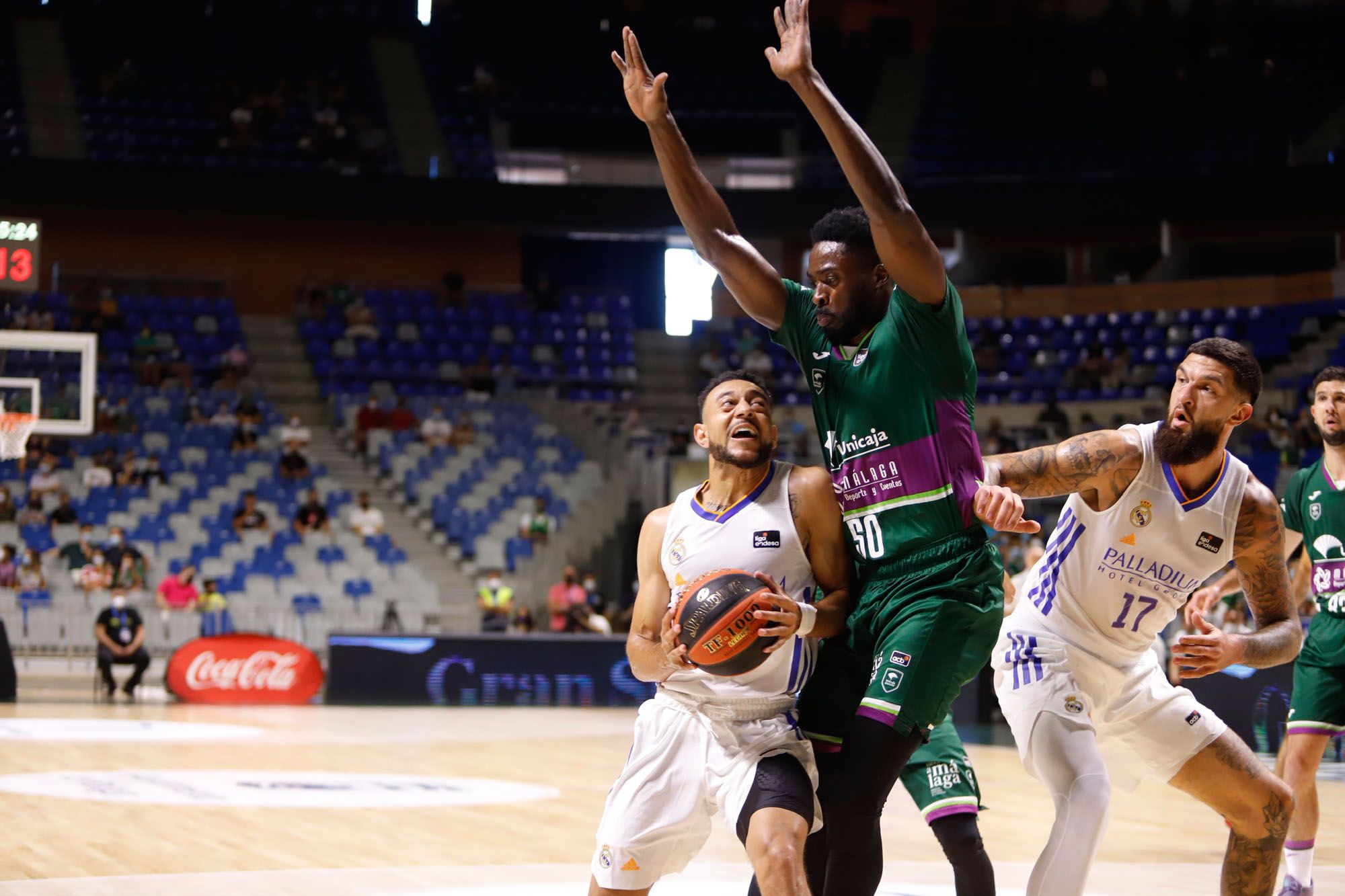 Carlos Cabezas juega su último partido con el Unicaja en el Carpena