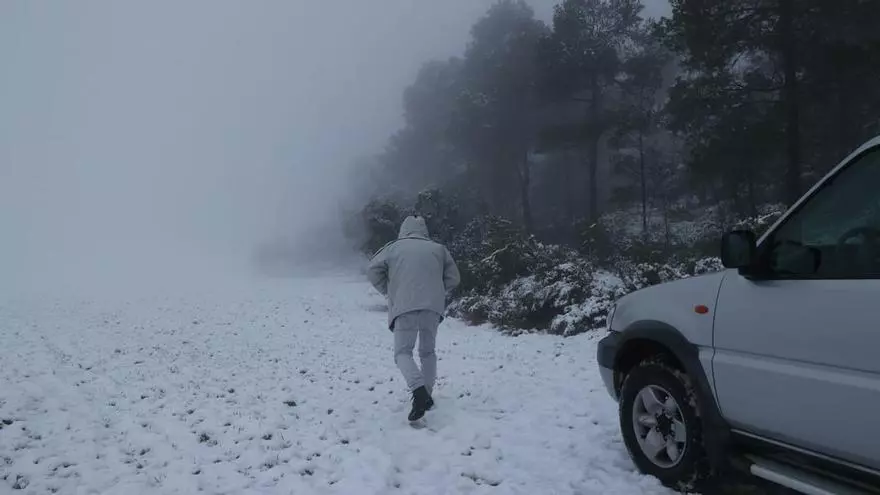 La nieve cubre en el puerto de Ull de Canals, entre Alcoy y Banyeres