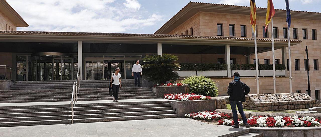 Fachada principal del ayuntamiento de Calvià.