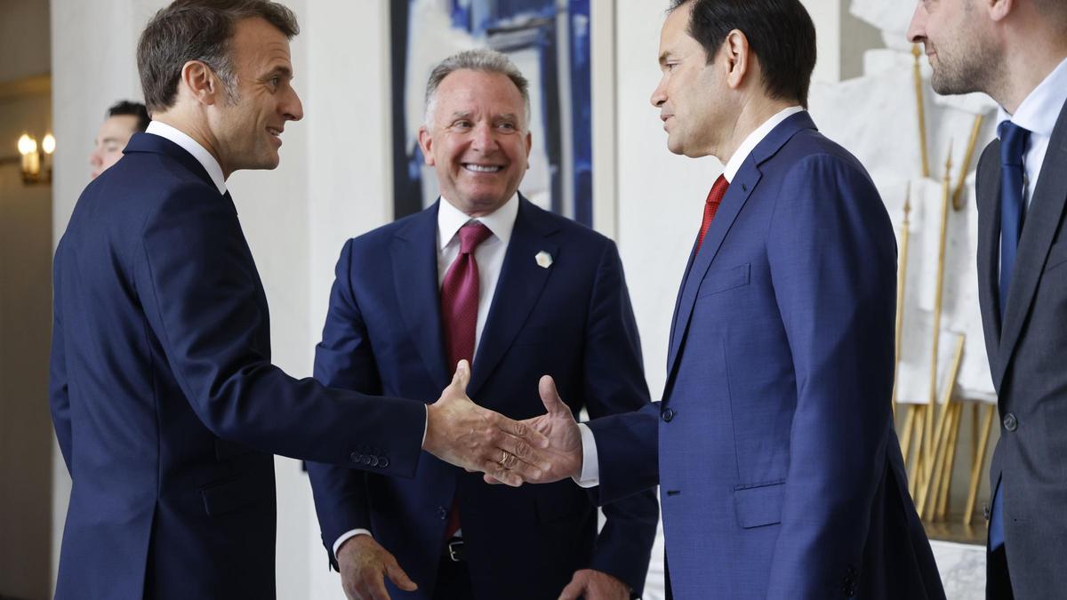 El presidente de Francia, Emmanuel Macron (I), estrecha la mano del Secretario de Estado de EE. UU., Marco Rubio (2D), junto al Enviado Especial de EE. UU., Steve Witkoff (C), y el Ministro de Europa y Asuntos Exteriores de Francia, Jean-Noel Barrot.