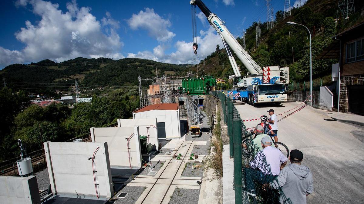 Los trabajos de descarga de uno de los transformadores en Santa Cruz, el pasado mes de septiembre.