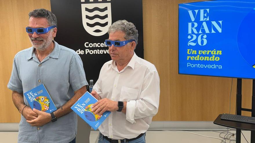 El alcalde y Demetrio Gómez probando las gafas para ver el eclipse en la presentación del programa de las fiestas.