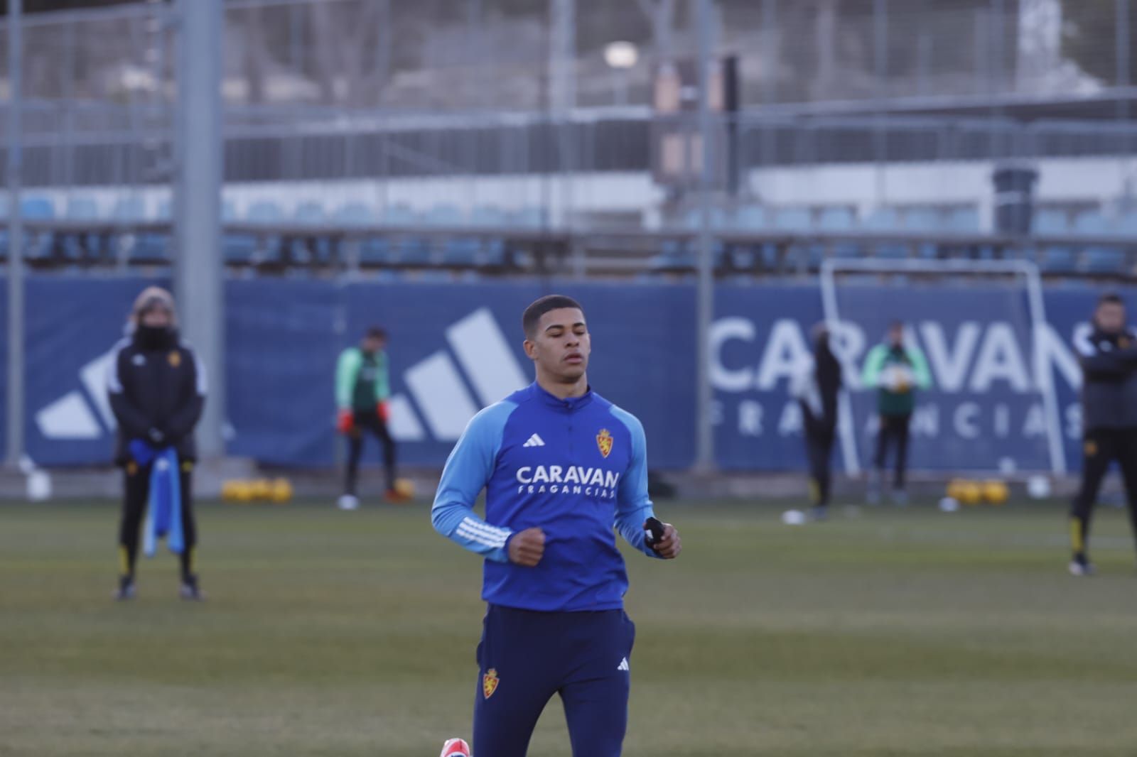 En imágenes | Primer día de Edgar Badía con el Real Zaragoza bajo el frío invernal