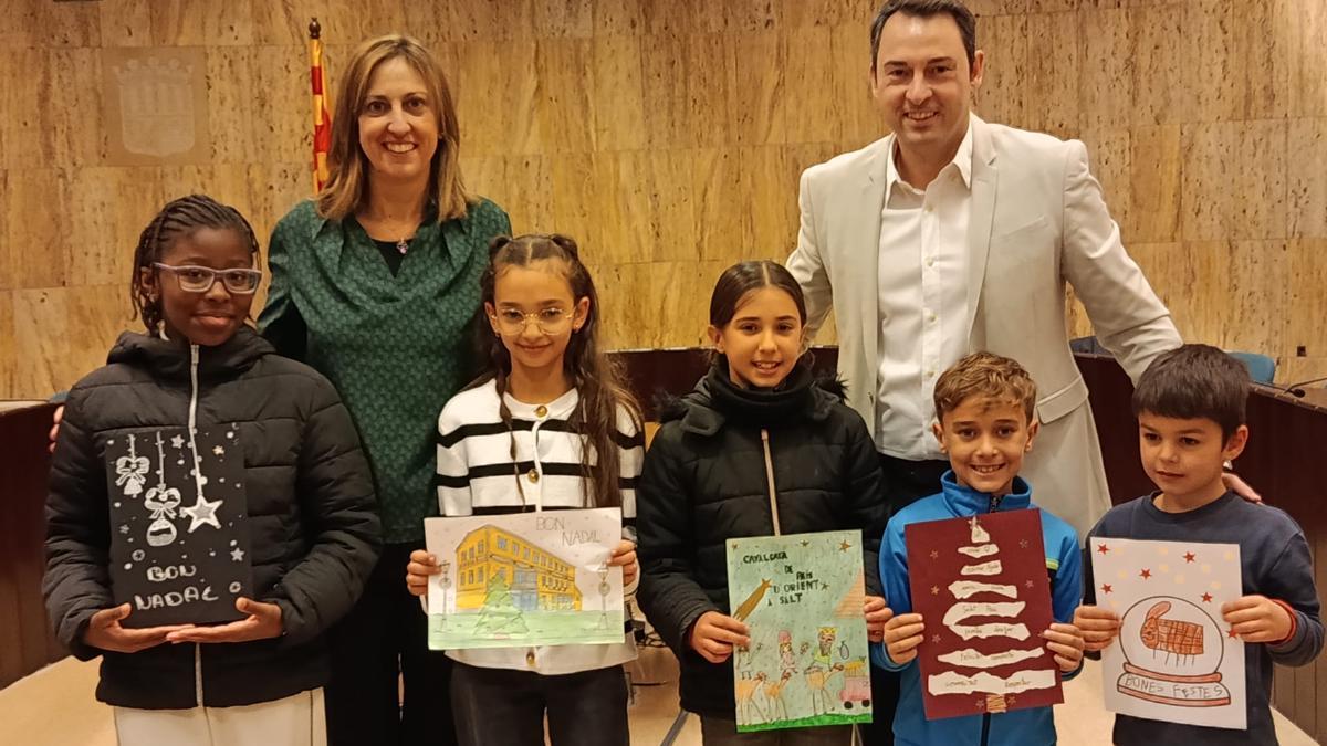 L'alcaldessa i un regidor amb els guanyadors dels concursos.