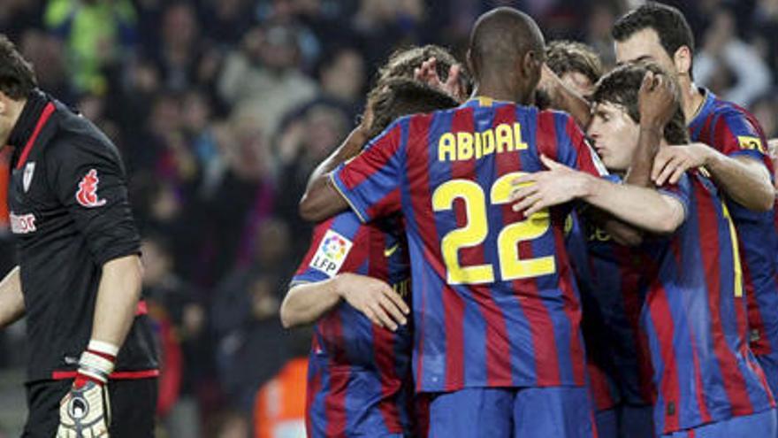 Los jugadores del FC Barcelona celebran uno de sus goles en presencia del portero del Athletic, Gorka Iraizoz