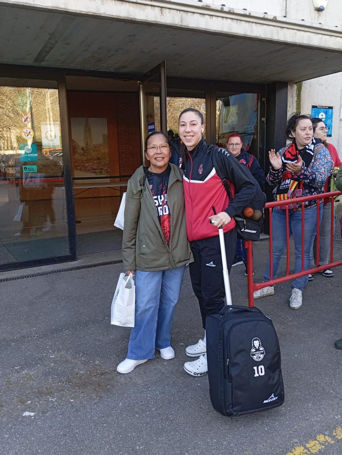 Edna Andal Aguila amb Laia Flores, a Fontajau, quan hi va venir a jugar amb el Saragossa