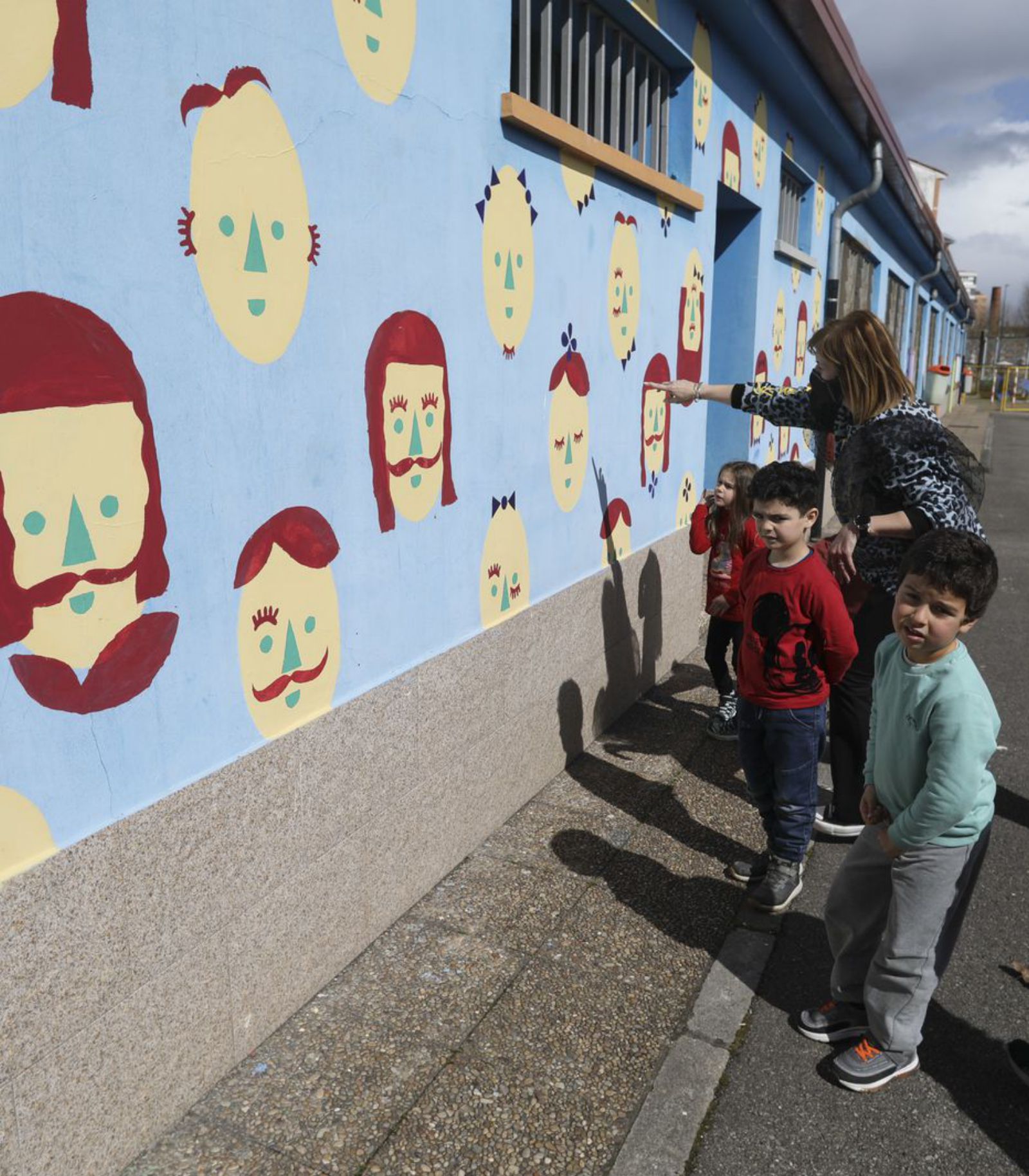 Los alumnos delantre del mural. | Ricardo Solís