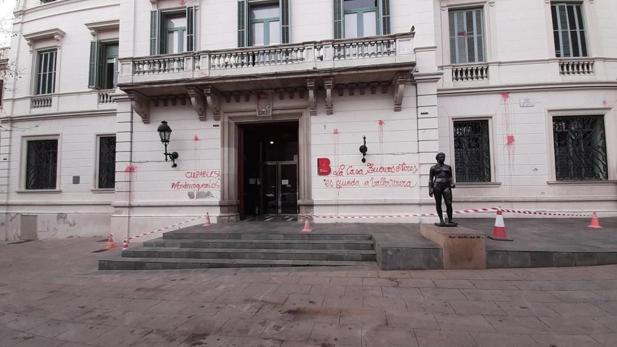 Sede del distrito de Sarrià-Sant Gervasi, este miércoles, con las pintadas.