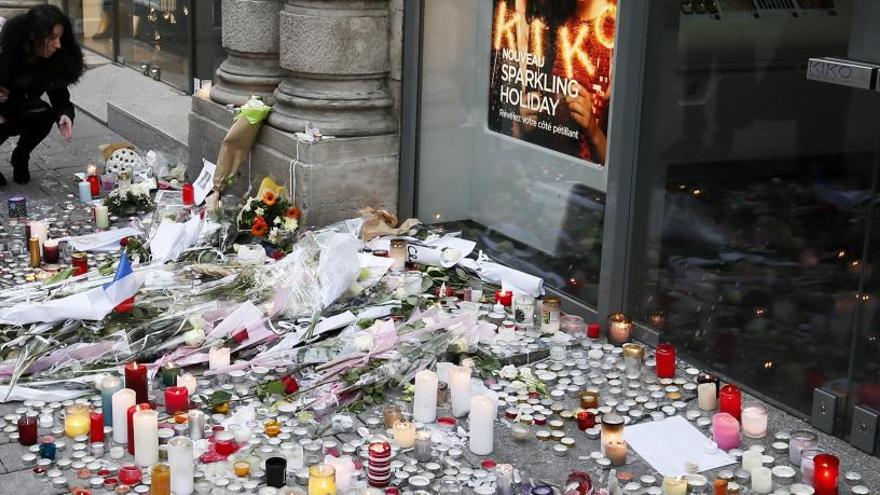 Flores y velas en memoria de los fallecidos.