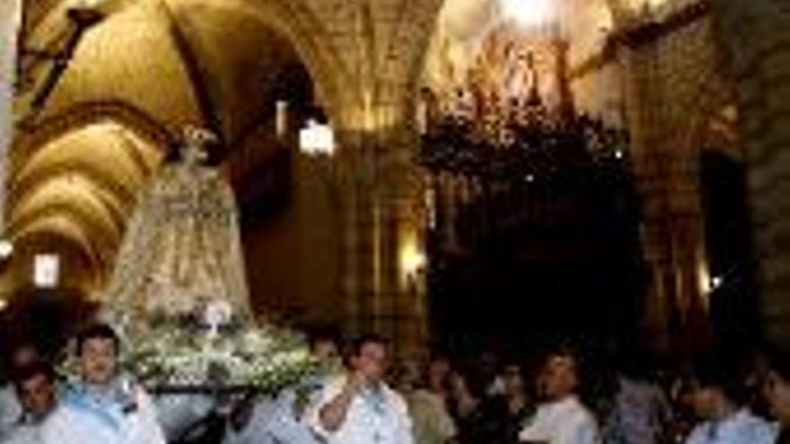 Más de un millar de devotos reciben a la Virgen de Bótoa en la catedral