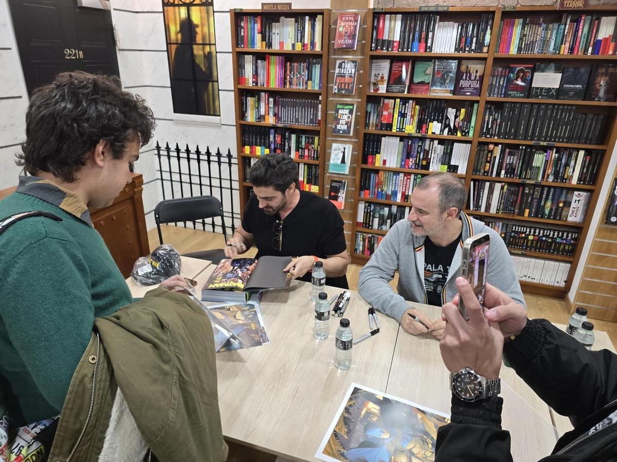 El ilustrador de DC Cómics Jorge Jiménez en una firma de ejemplares en la librería madrileña Akira Cómics