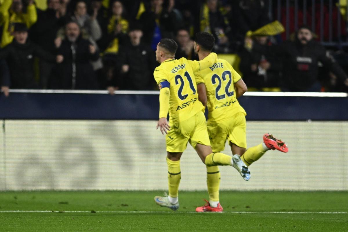 El delantero del Villarreal Ayozé Pérez celebra con Yeremy Pino tras marcar ante el Rayo