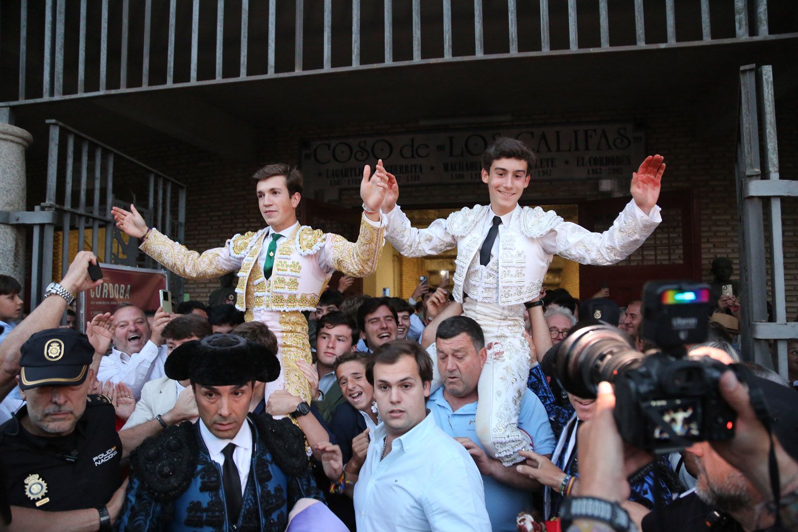 Javier Zulueta y Manuel Quintana abren la puerta de Los Califas