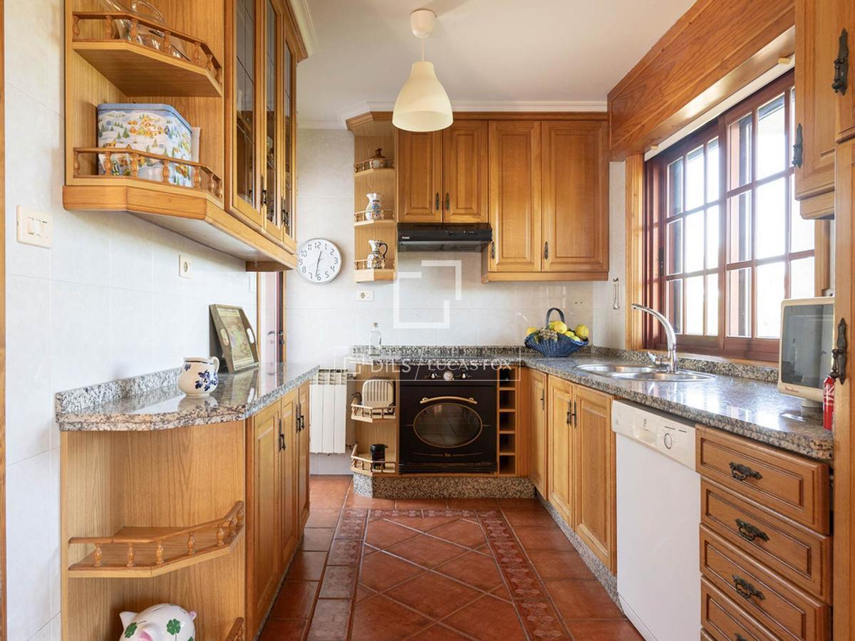 Así es el chalé a la venta que se situá a unos metros de una de las calas más hermosas de Cangas