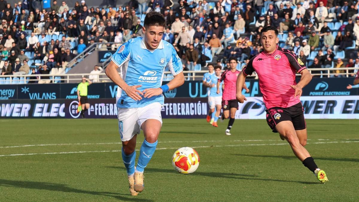 Fran Castillo se prepara para disparar durante el encuentro ante el Sabadell.
