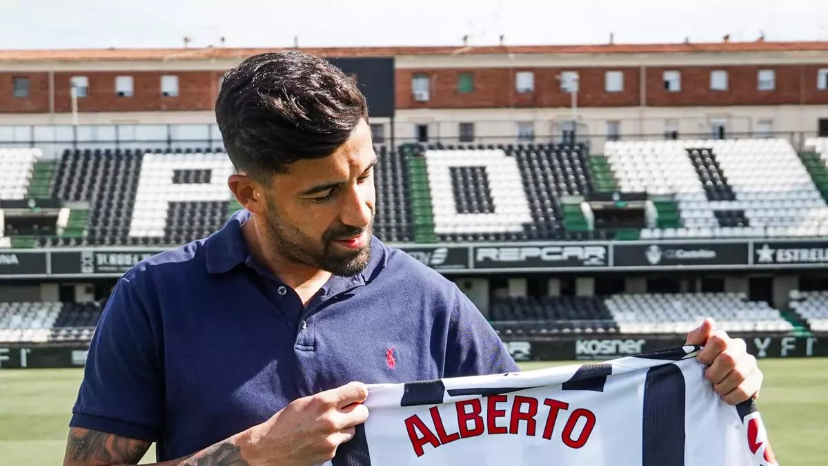 El central Alberto Jiménez amplía su contrato con el Castellón hasta el año 2028
