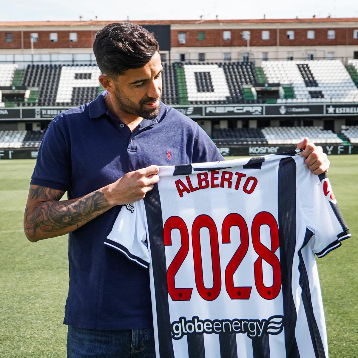 El central Alberto Jiménez amplía su contrato con el Castellón hasta el año 2028.