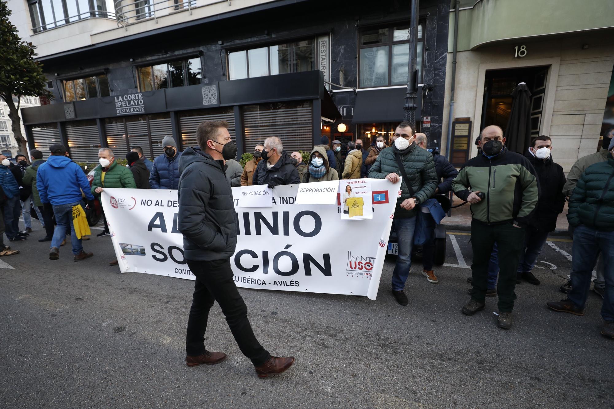 Manifestación de trabajadores de Alu Ibérica frente a la Junta