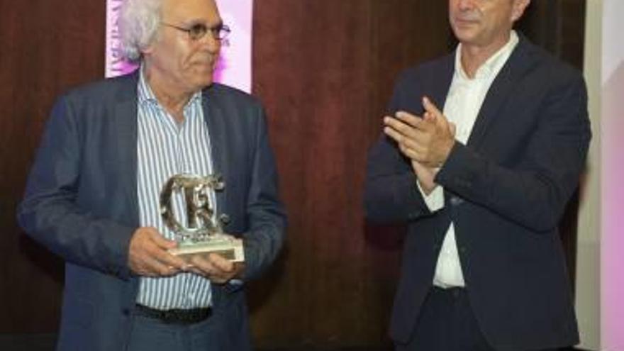 Pepe Roig recibiendo el aplauso de Ernesto Obrador en la gala de 2018.