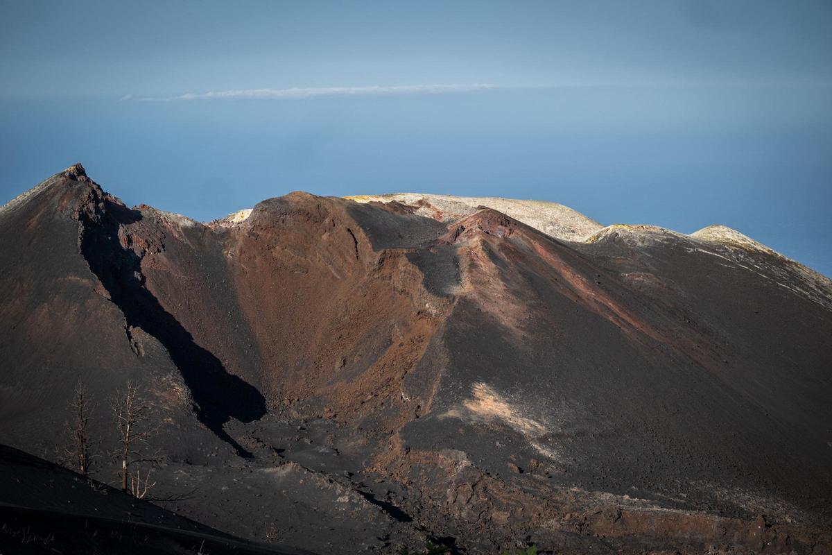 Visita al cono volcánico del Tajogaite