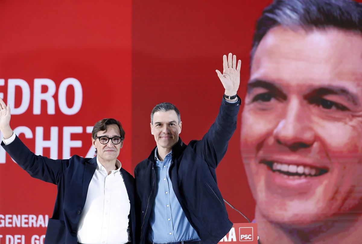 El presidente del Gobierno, Pedro Sánchez, con el líder del PSC, Salvador Illa, en un acto