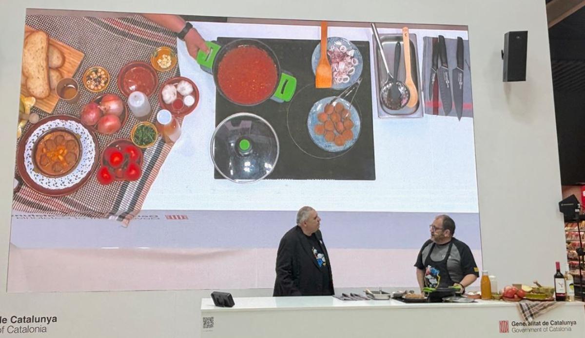 Una pantalla de grans dimensions mostrava el procés d'elaboració del plat.