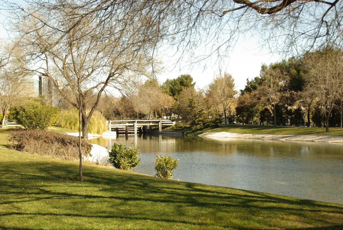 El parque cuenta con una estatua en honor a su creador, el alcalde Enrique Tierno Galván