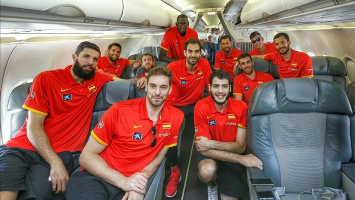 Los jugadores de la selección española en el avión que los llevó a Kaunas