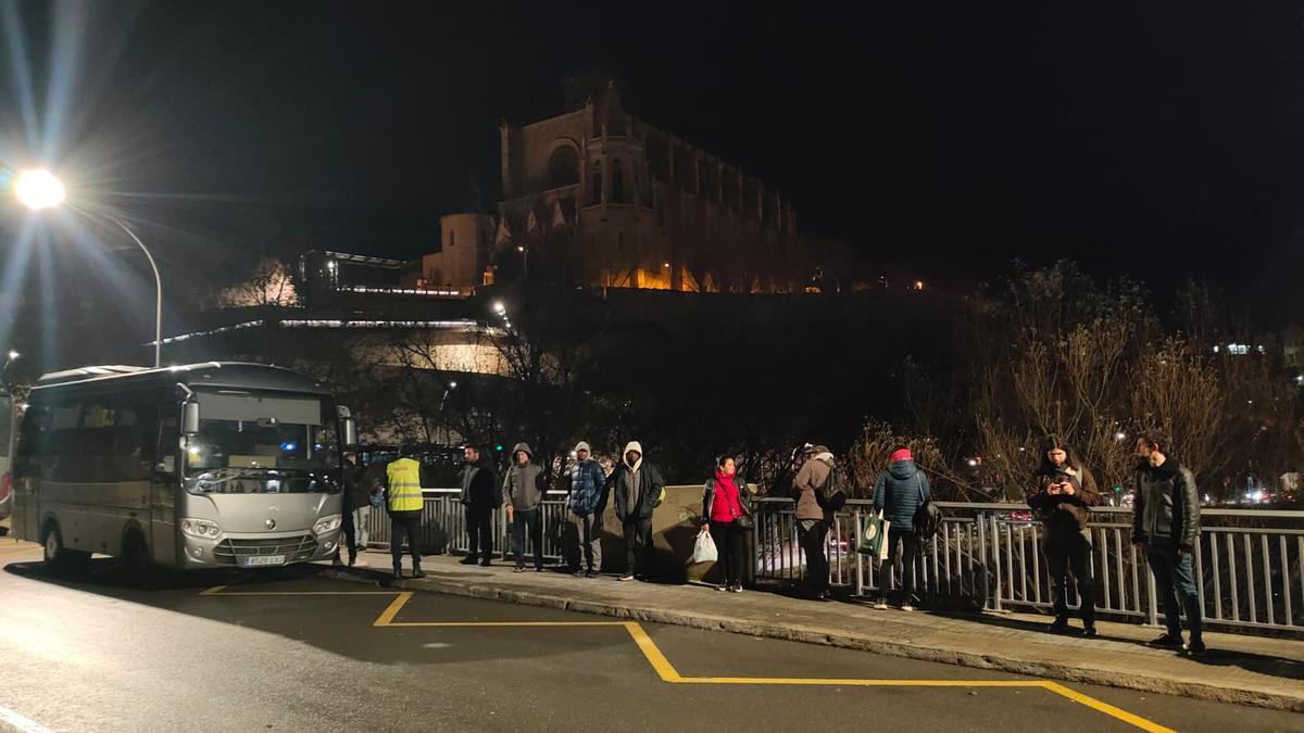 Usuaris de Rodalies esperant el servei alternatiu de bus a l'estació de Renfe de Manresa