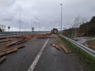 En imágenes: un camión pierde parte de su carga y obliga al corte de la A-8 en sentido Oviedo