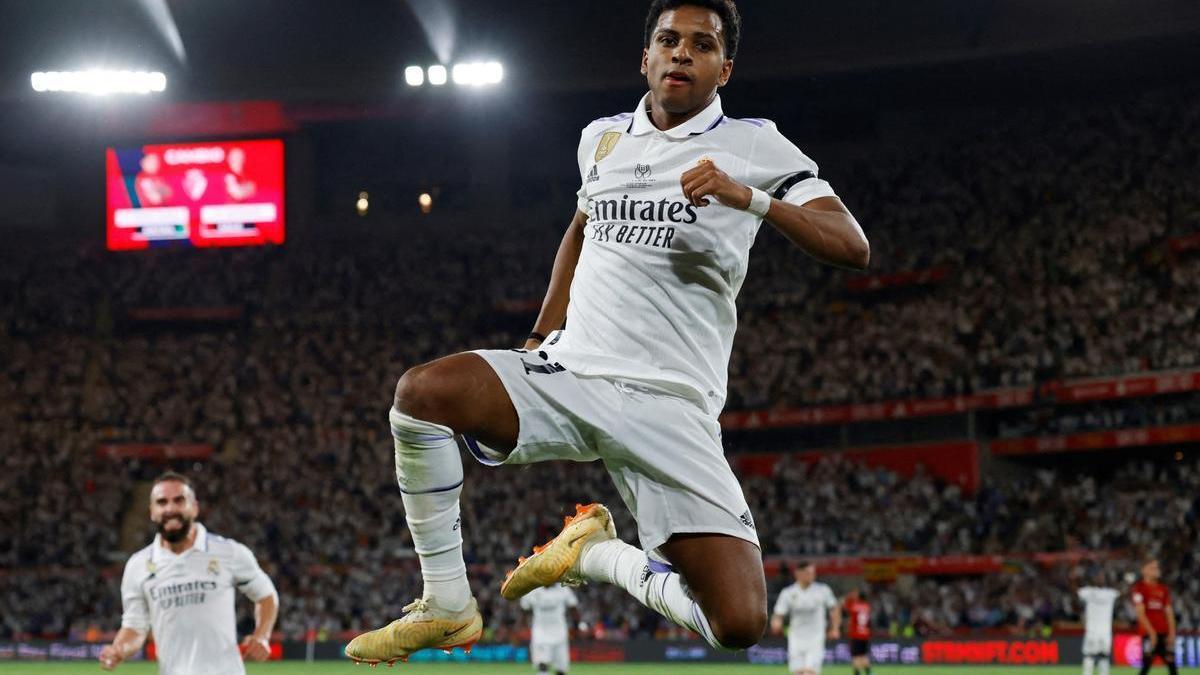 Rodrygo celebra uno de sus goles en la final de la Copa del Rey en Sevilla.