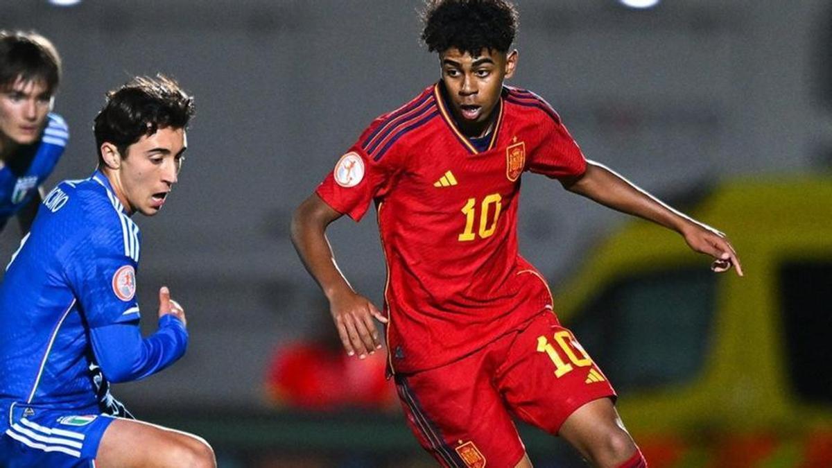 Lamine Yamal en el partido frente a Francia con la sub-19