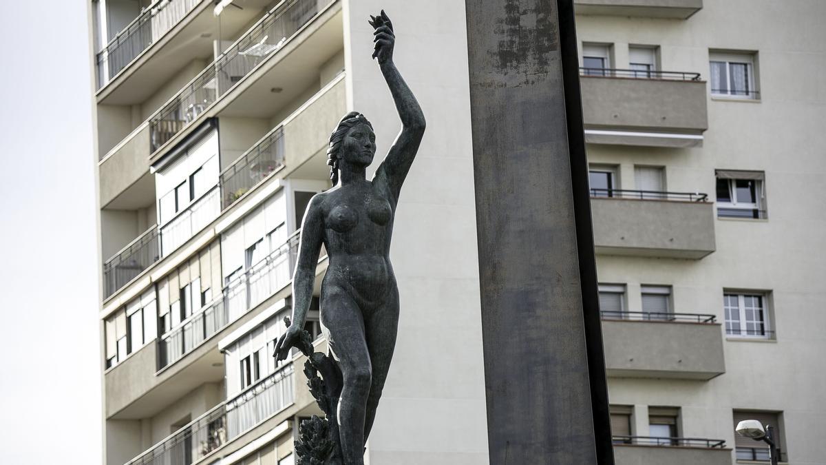 La original República de Viladomat, dedicada originalmente a Pi i Margall, en la plaza de la República.