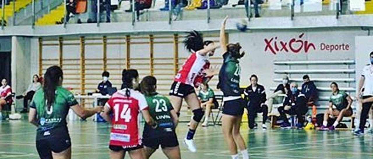 Una jugadora del Balonmano Gijón lanza a portería.