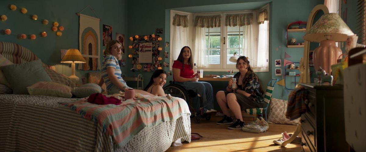 Belén junto a su grupo de amigas en la película 'Todos los colores'